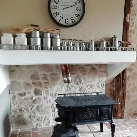 Les Bories En Champagne Holiday home Montlevon
